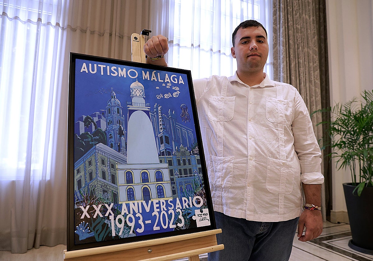 Álvaro Muñoz posa con el cuadro que ha dibujado para el 30 aniversario de la asociación Autismo Málaga, en el hotel Miramar.