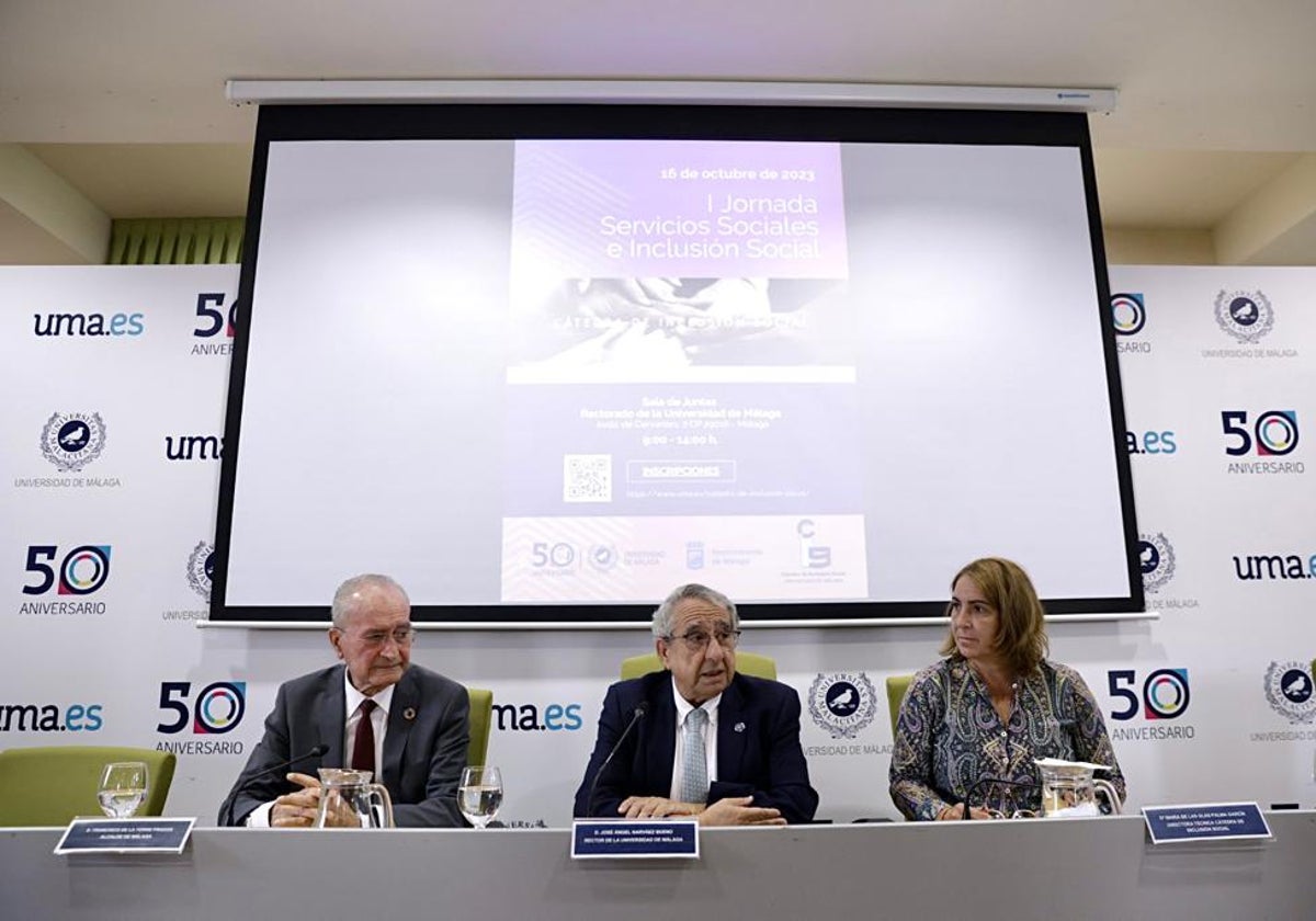 El rector, José Ángel Narváez, con el alcalde y la directora de la cátedra, María de las Olas Palma.