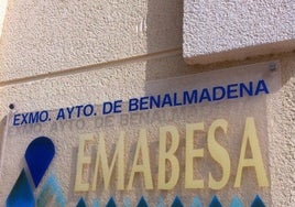 Cartel de la fachada de la Empresa Municipal de Aguas de Benalmádena (Emabesa).