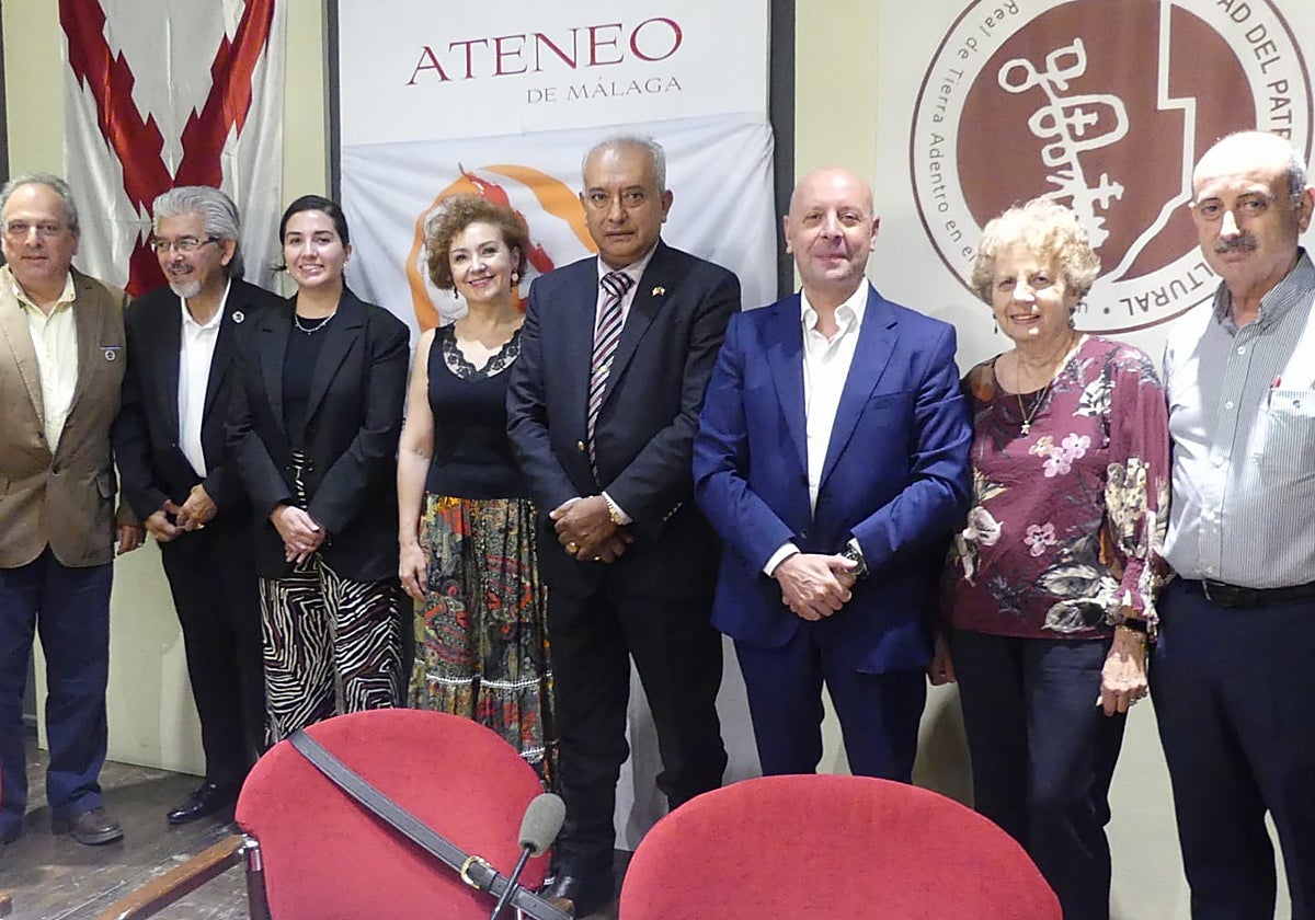 Participantes en el acto de hermanamiento celebrado en el Ateneo de Málaga.