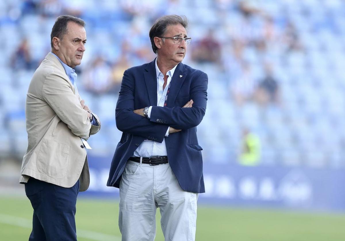 El director deportivo del Málaga, Loren Juarros, a la derecha de la imagen, junto al administrador judicial, José María Muñoz, en la previa del partido contra el Recreativo de Huelva.