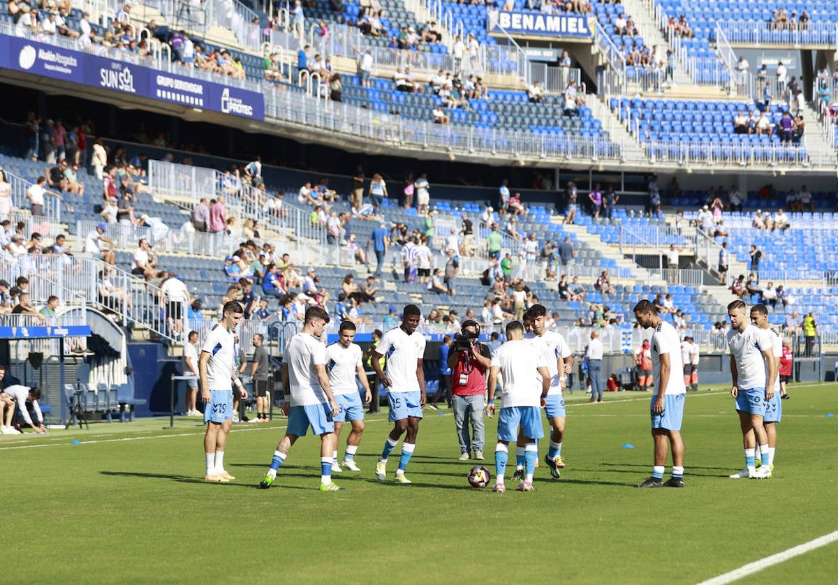 Jugadores del Málaga durante el calentamiento en la previa del último partido contra el Melilla.