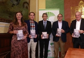 Ana Pérez-Bryan, Fernando Alonso, José M. Domínguez, Víctor M. Heredia y Manuel Azuaga, en la presentación del libro en el Salón de Actos Unicaja de la Acera de la Marina.