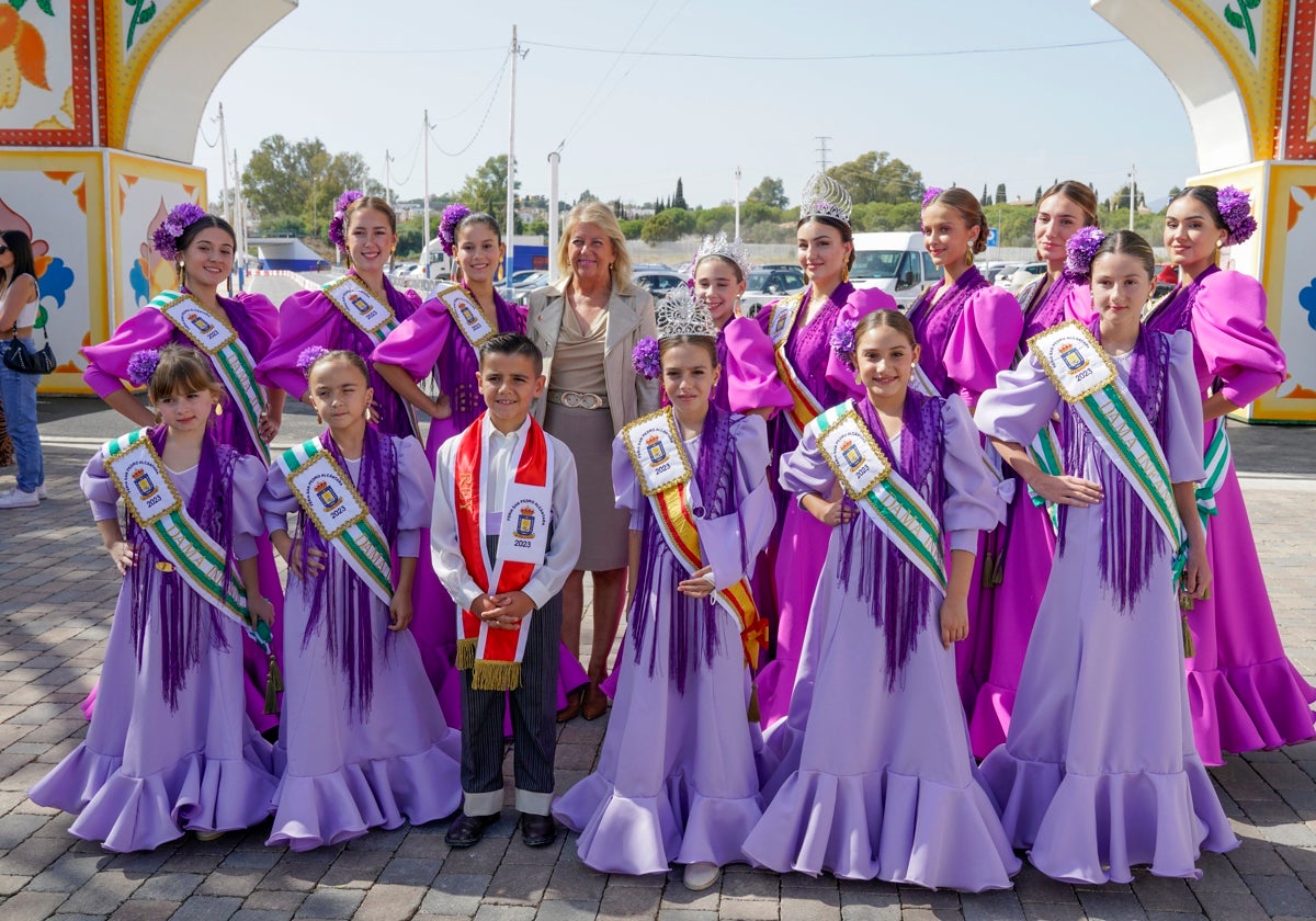 La alcaldesa, Ángeles Muñoz, junto a las reinas y damas de la feria.