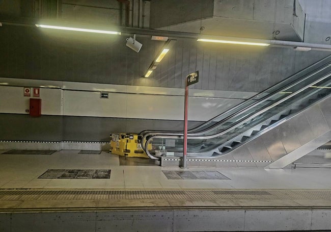 El elevador, en el interior del andén de la estación del aeropuerto.