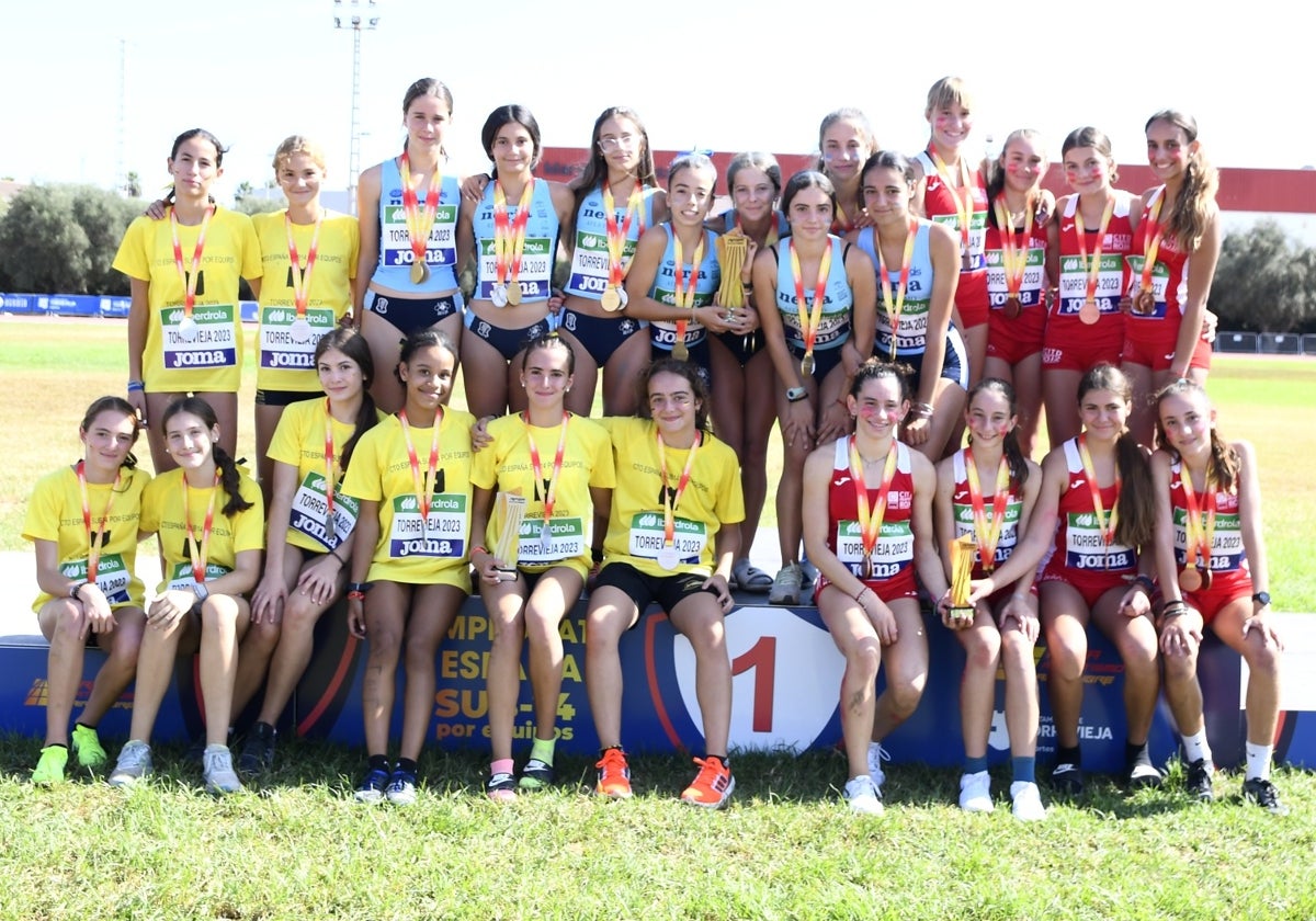 Las féminas del conjunto celeste sub-14, en lo más alto del podio en Torrevieja.