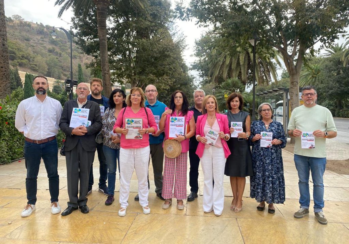 Miembros de colectivos y ediles del PSOE y Con Málaga, en las puertas del Ayuntamiento de Málaga.