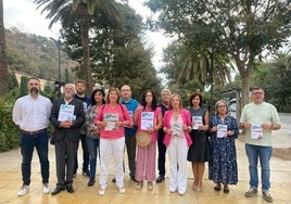 Miembros de colectivos y ediles del PSOE y Con Málaga, en las puertas del Ayuntamiento de Málaga.