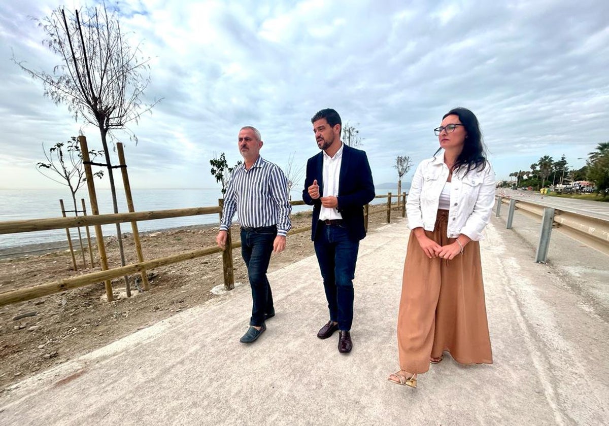 Jesús María Claros, Cristóbal Ortega y Rocío Ruiz, este martes en el nuevo sendero.