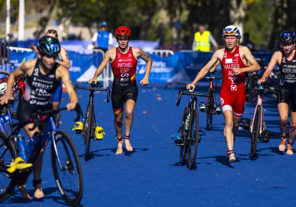 En el centro, la española Marta Pintanel en la prueba de ciclismo.