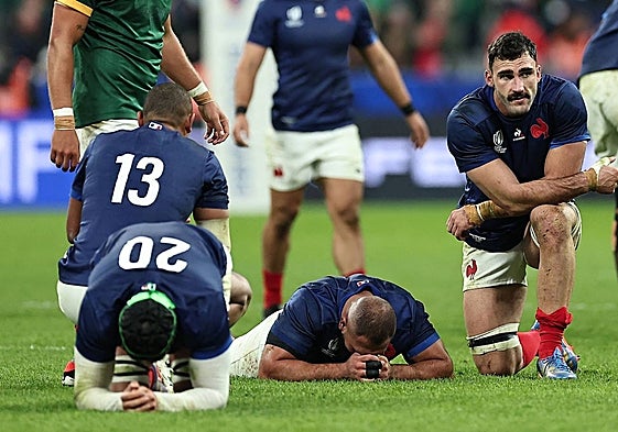 Jugadores franceses lamentan su derrota ante Sudáfrica.