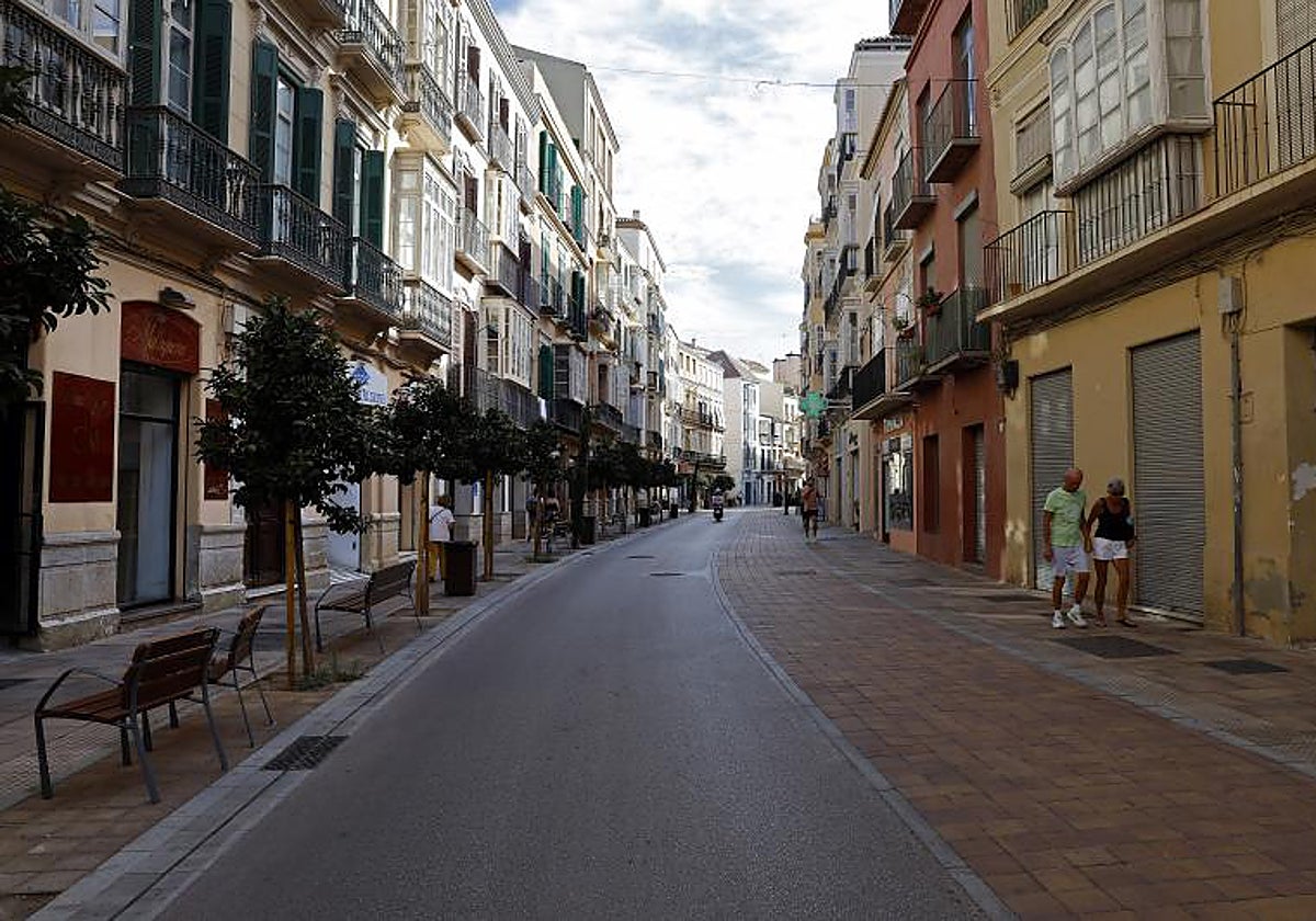 Vista de la recientemente renovada calle Carretería, ya sin aparcamientos y con aceras a nivel.