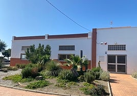 Exterior del edificio construido junto al faro torroxeño antes de 2010.