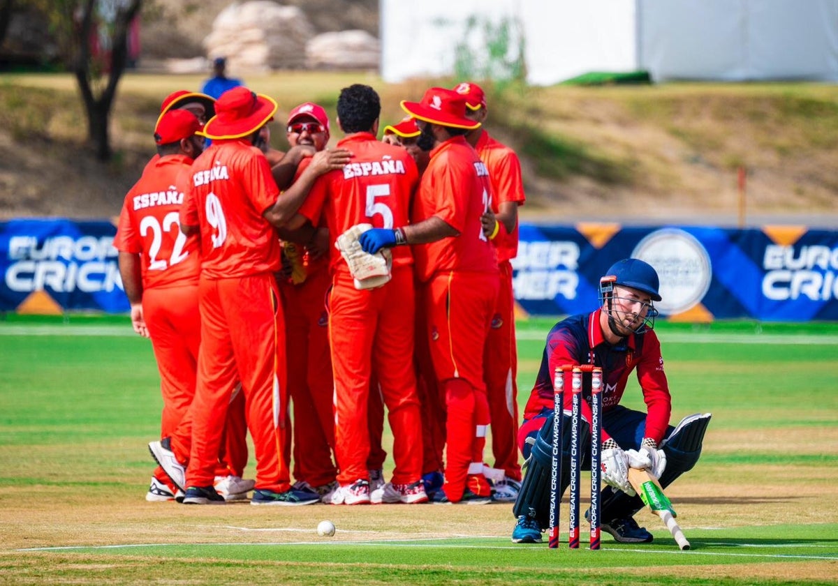 La selección española, durante el Europeo de críquet de Cártama.