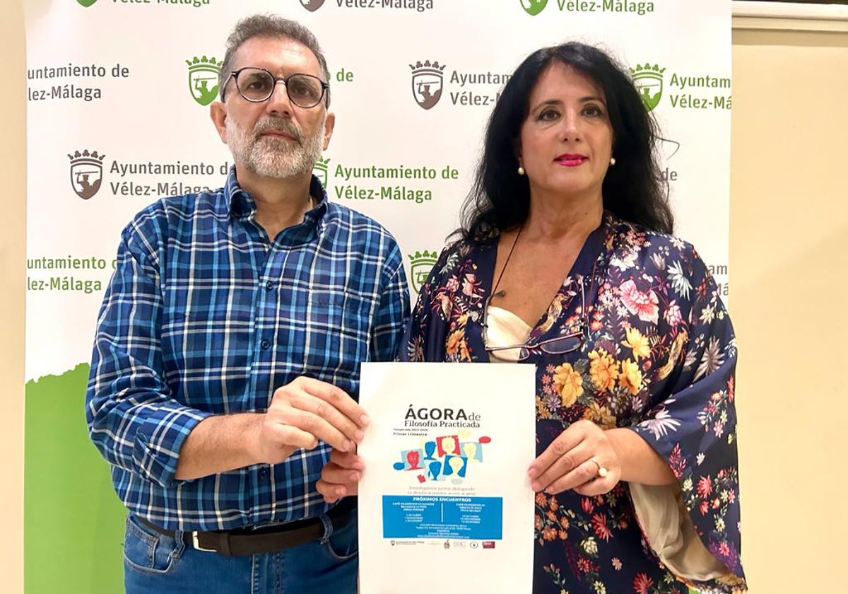 Acto de presentación de la iniciativa en el Ayuntamiento veleño.