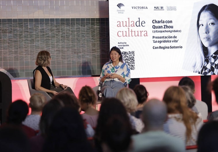 La codirectora del Aula, Regina Sotorrío, junto a la ilustradora Quan Zhou, ayer en la fábrica de Cervezas Victoria llena para la ocasión.