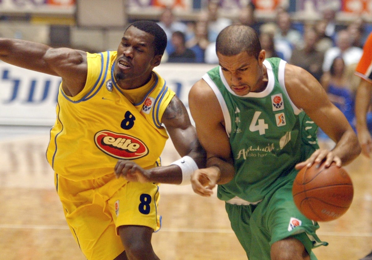 Ademola Okulaja, ya fallecido, ante Marcus Goree durante un Maccabi-Unicaja en 2002, en la primera victoria cajista en Tel Aviv por (86-89).