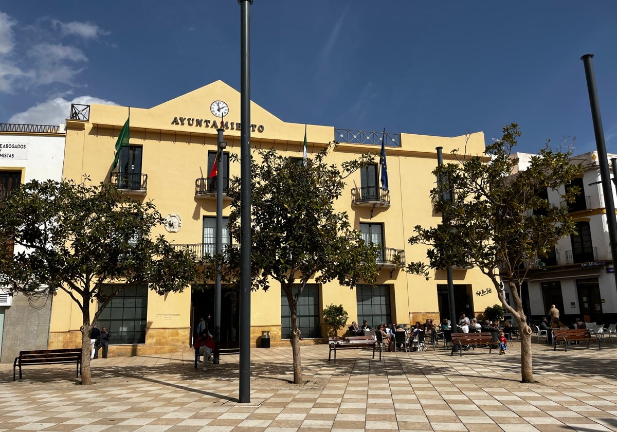 Fachada principal del Ayuntamiento veleño en la céntrica plaza de Las Carmelitas.