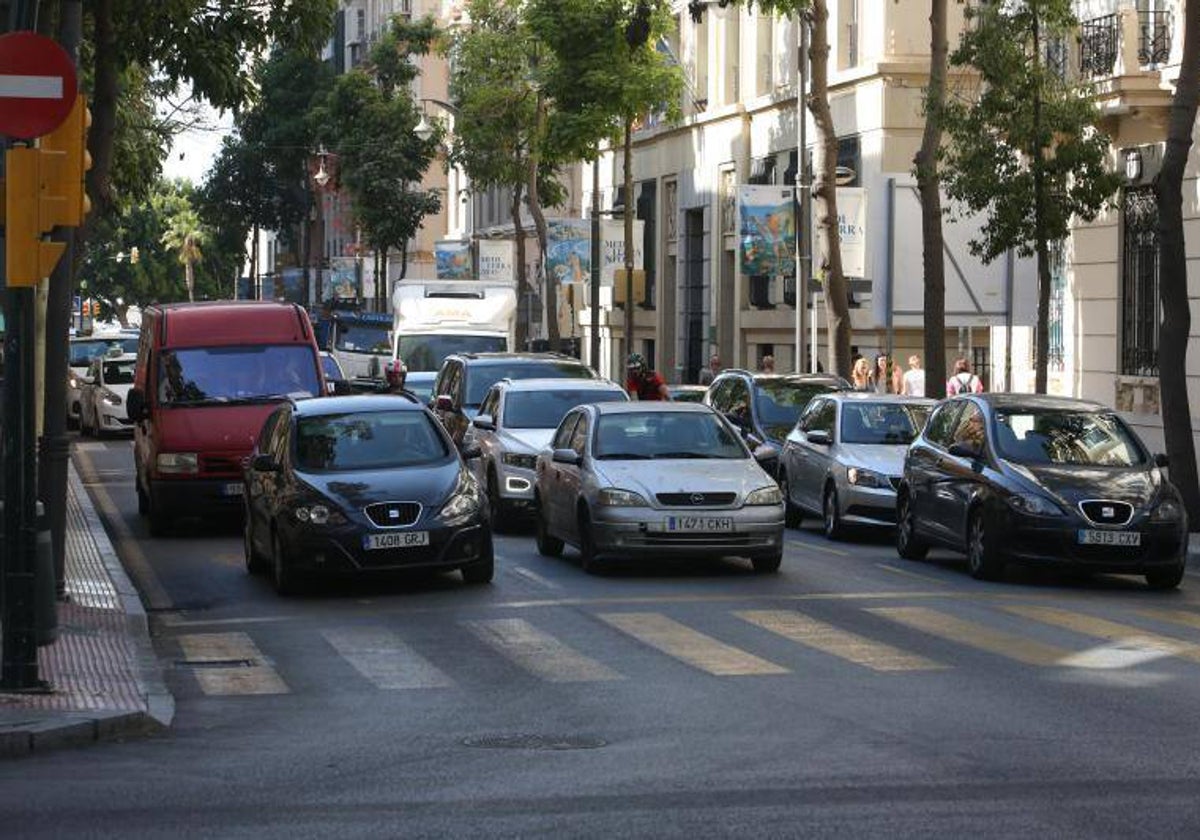 Tráfico denso en la confluencia de la calle Córdoba y la Alameda Principal.