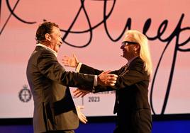 Antonio Banderas y Meryl Streep se saludan antes de charlar, ayer, en Oviedo.