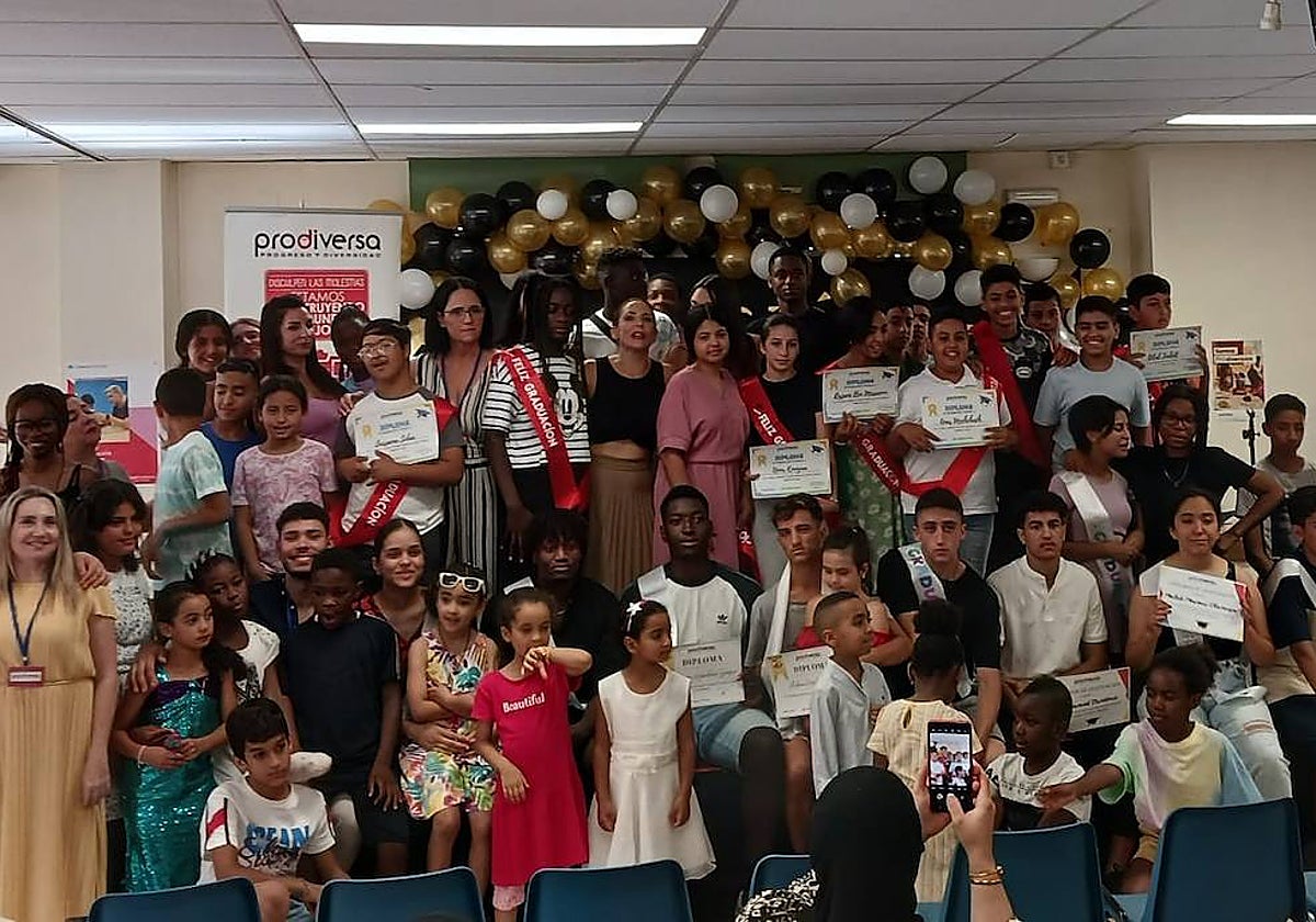 Parte del alumnado del programa en el que colabora CaixaProinfancia, durante el acto de graduación del pasado curso 22-23.