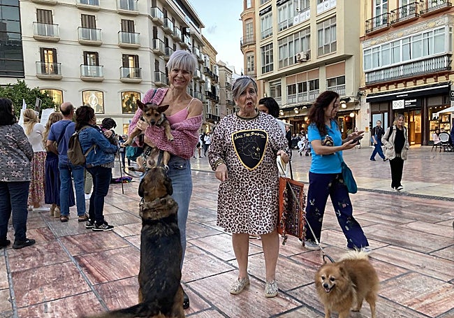 Maribel Plaza, su madre y sus tres mascotas