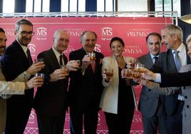 Brindis con el cóctel Promesa para inaugurar el restaurante de igual nombre del MS Maestranza. Migue Fernández