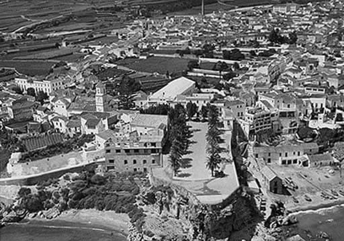 Imagen principal - Arriba, una imagen aérea de Nerja antes de que se construyera el hotel; abajo a la izquierda, vista desde el mar, y a la derecha, desde el mirador del Balcón de Europa.