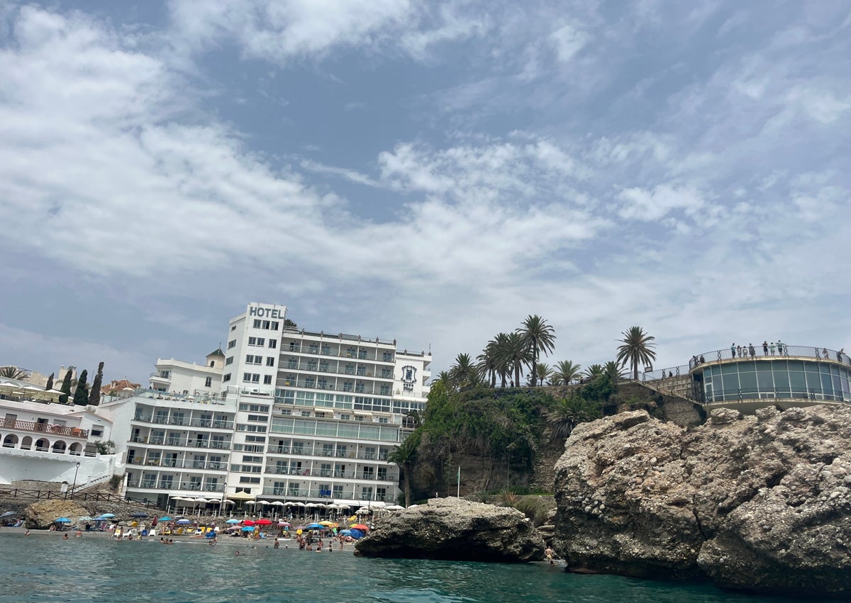 Imagen secundaria 1 - Arriba, una imagen aérea de Nerja antes de que se construyera el hotel; abajo a la izquierda, vista desde el mar, y a la derecha, desde el mirador del Balcón de Europa.