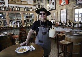 Alejandro Fernández defiende a capa y espada la cultura y la gastronomía andaluzas.