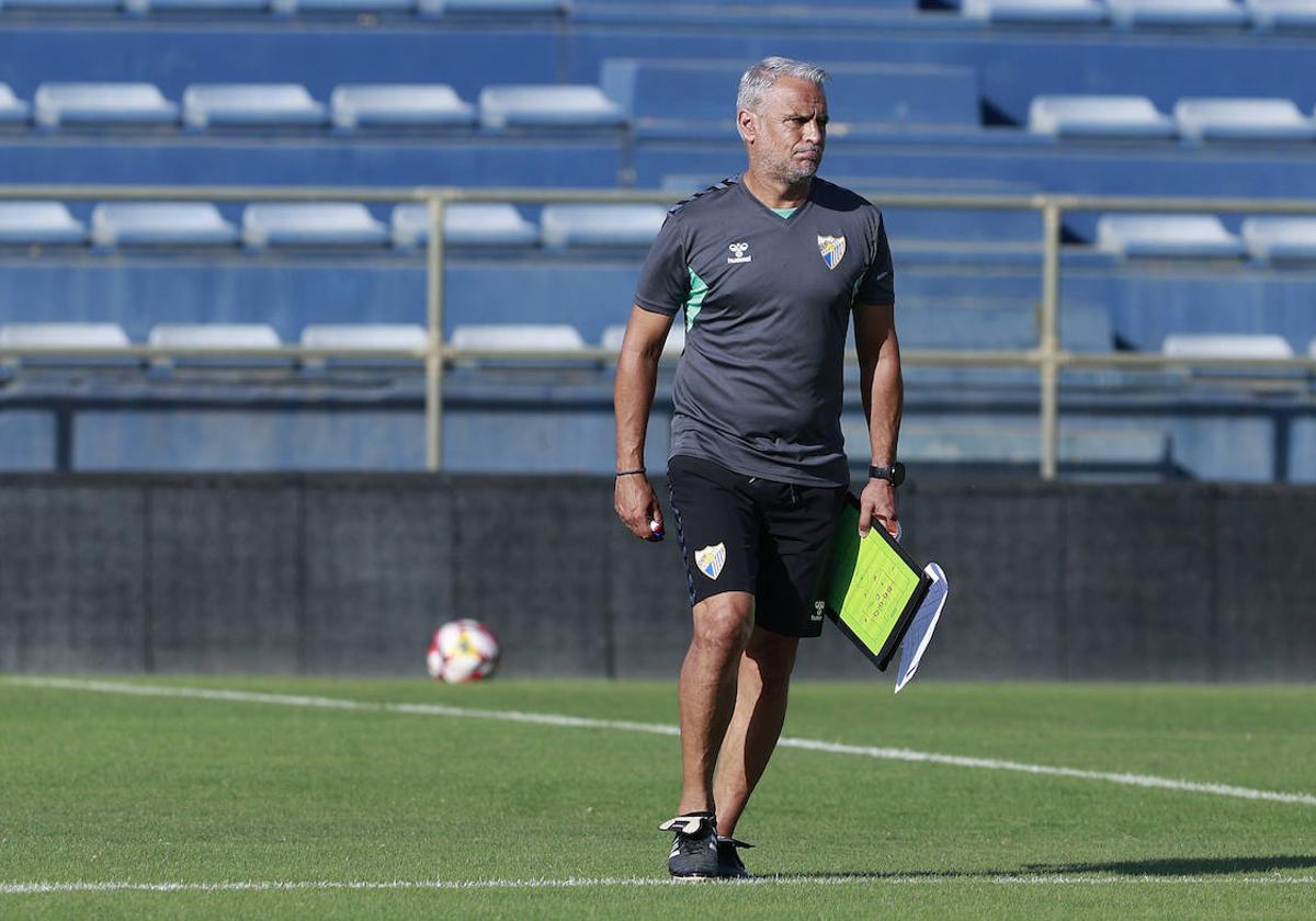 El técnico del Málaga, Sergio Pellicer, durante un entrenamiento de esta semana.