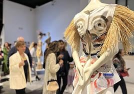 La exposición 'Batacoleando' homenajea al inédito lenguaje de los trajes lienzo