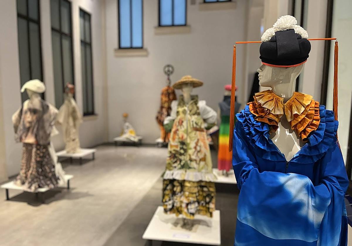 Imagen principal - La exposición &#039;Batacoleando&#039; homenajea al inédito lenguaje de los trajes lienzo