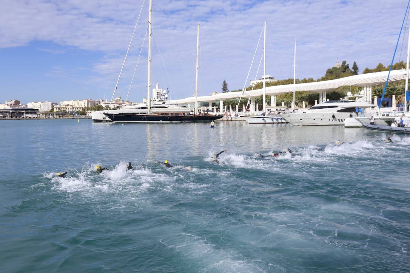 Las mejores imágenes de la primera gran prueba de triatlón de la historia en Málaga