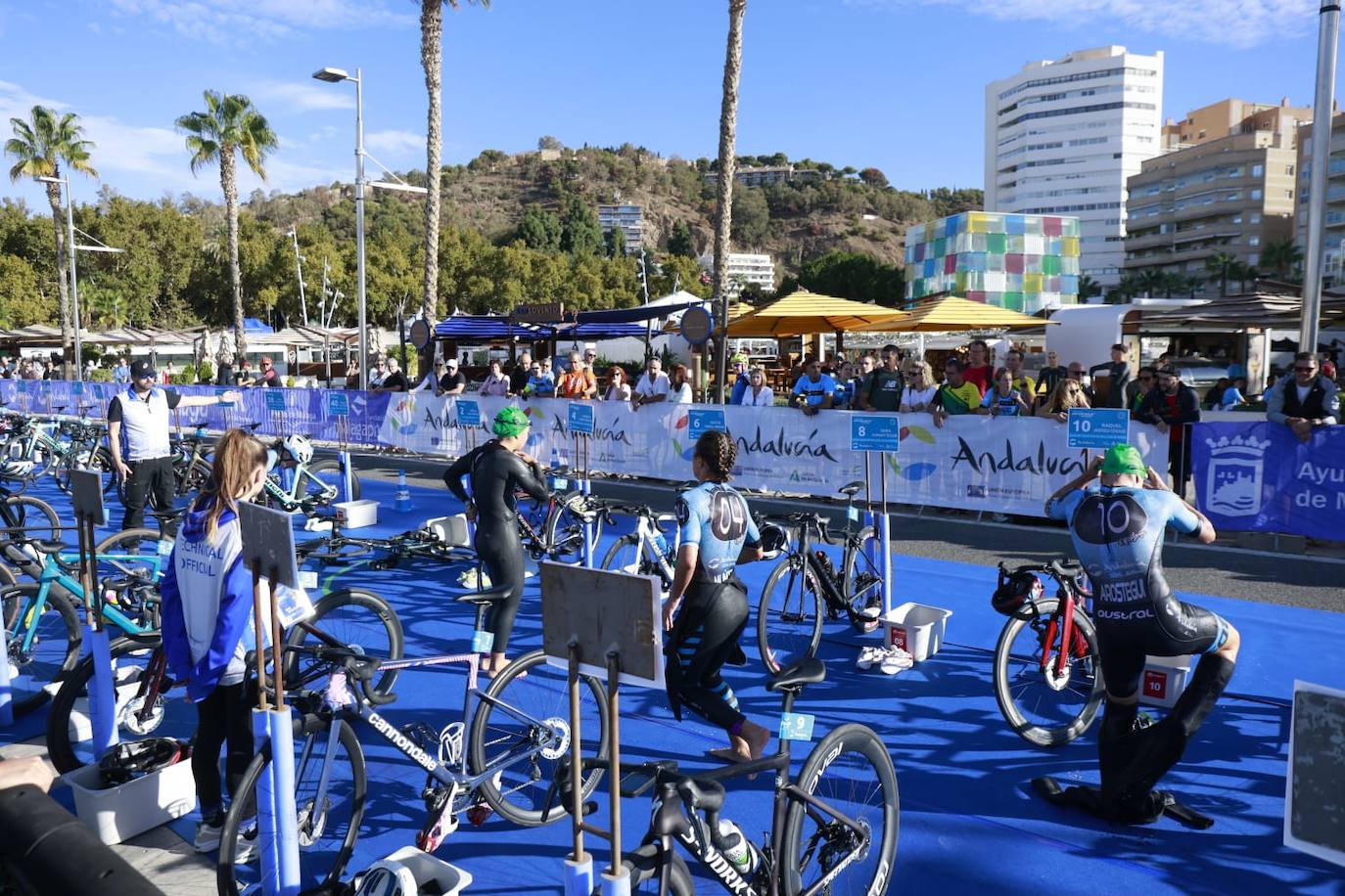 Las mejores imágenes de la primera gran prueba de triatlón de la historia en Málaga