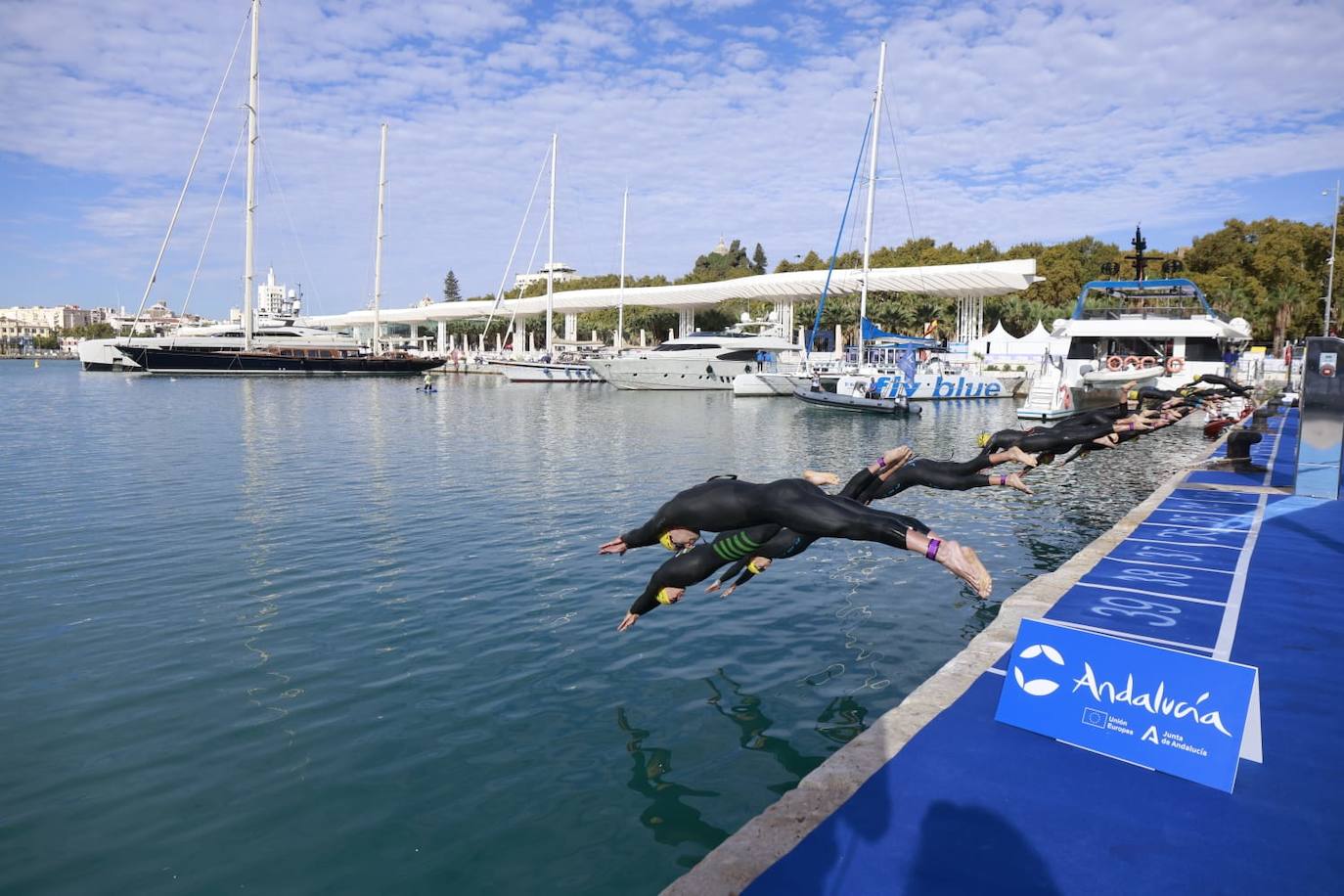 Las mejores imágenes de la primera gran prueba de triatlón de la historia en Málaga