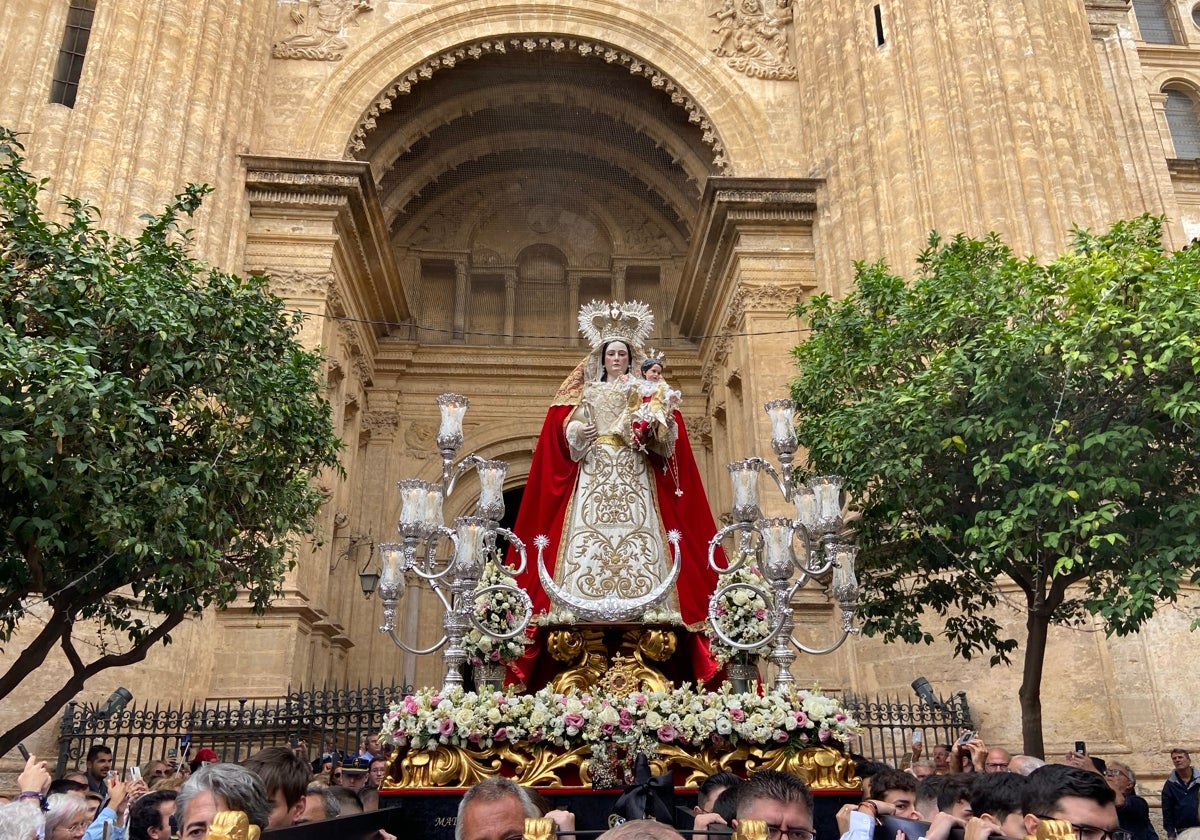 La Virgen del Rosario, tras su salida de la Catedral.