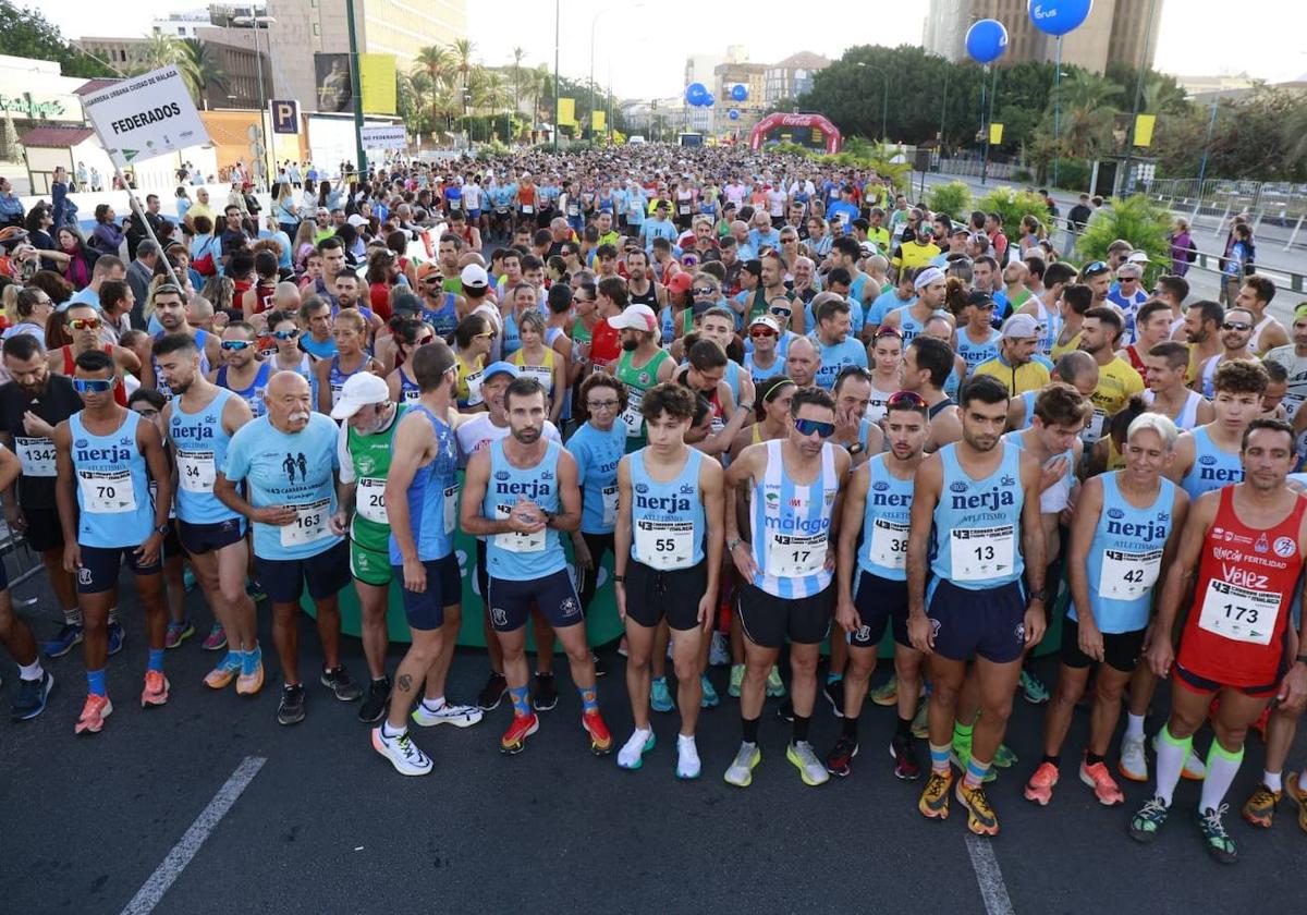 Los corredores aguaran el pistoletazo de salida de la 43ª edición de la Carrera Urbana de Málaga.