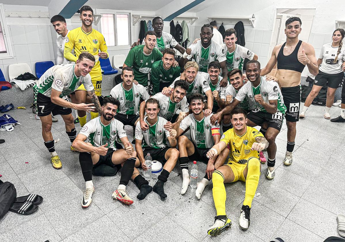 La plantilla del Antequera celebra en el vestuario su estimulante victoria en Melilla.