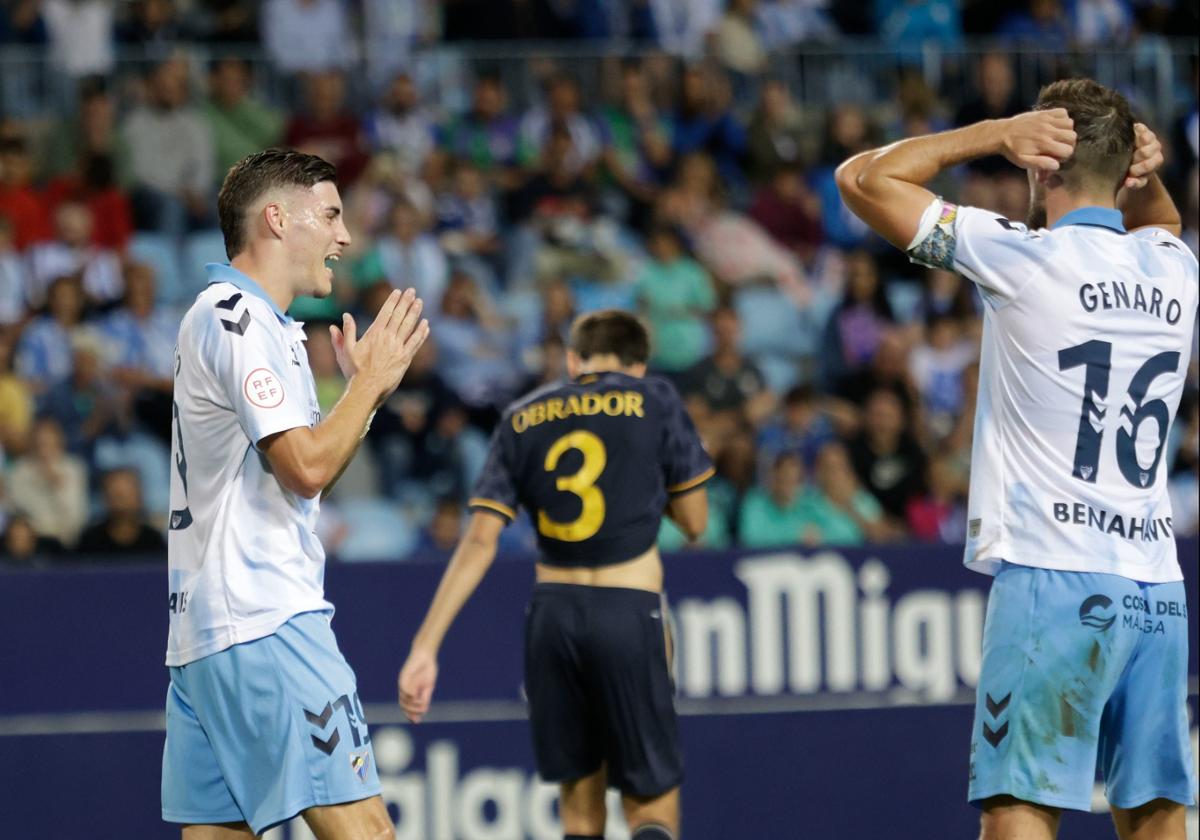 Los jugadores Roberto y Genaro se lamentan de una oportunidad de gol fallada en el partido contra el Real Madrid Castilla.