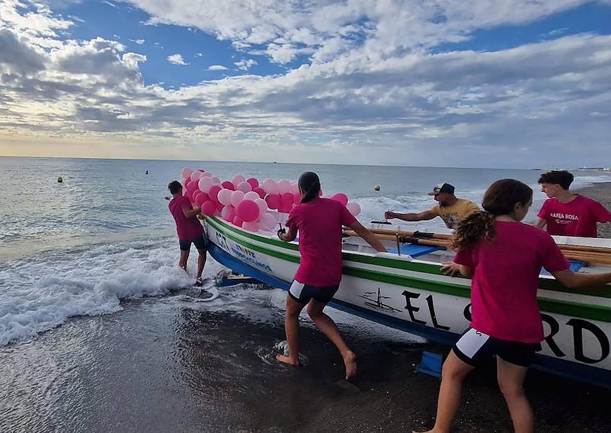Imagen secundaria 1 - La Marea Rosa por el cáncer toma Torremolinos