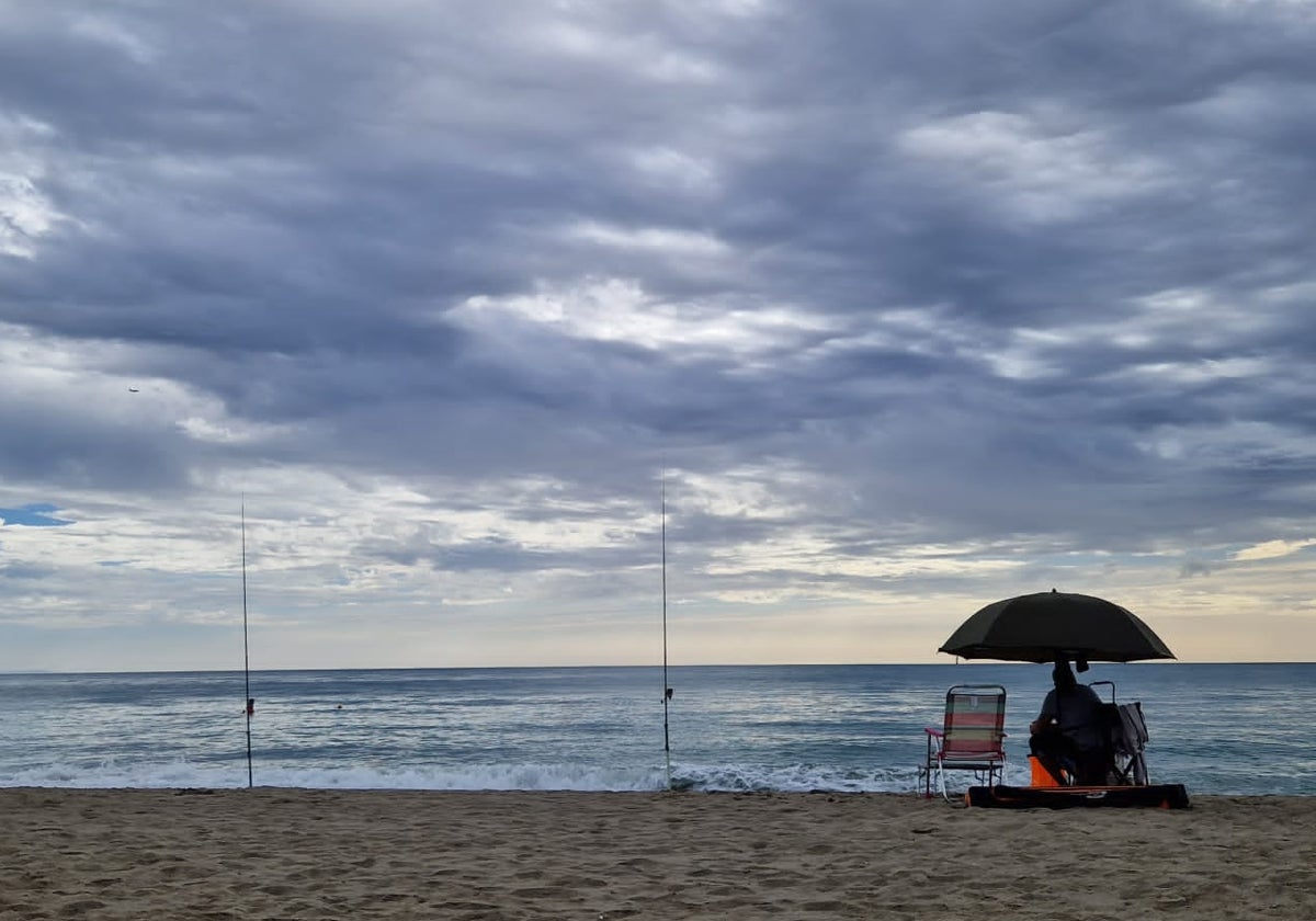 Un pescador, ayer en la playa en Torremolinos.