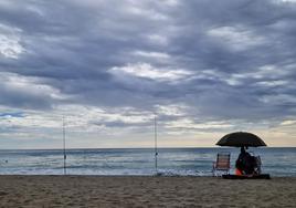 Un pescador, ayer en la playa en Torremolinos.