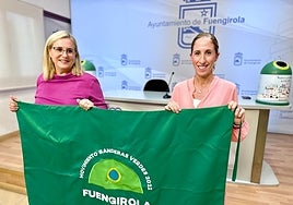 La alcaldesa y la concejal de Limpieza de Benalmádena con la bandera verde.