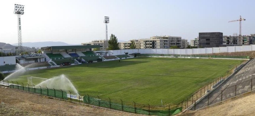 Panorámica del estadio del Antequera, El Maulí, donde se celebra el derbi provincial este domingo.