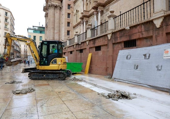 Ha comenzado la retirada de las baldosas en las que se hará la excavación.