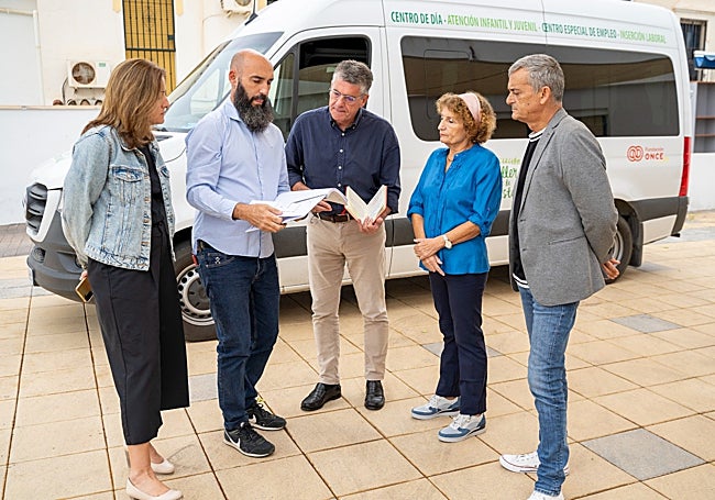 El alcalde y los ediles de Hacienda y Asuntos Sociales, con los responsables de la asociación nerjeña.