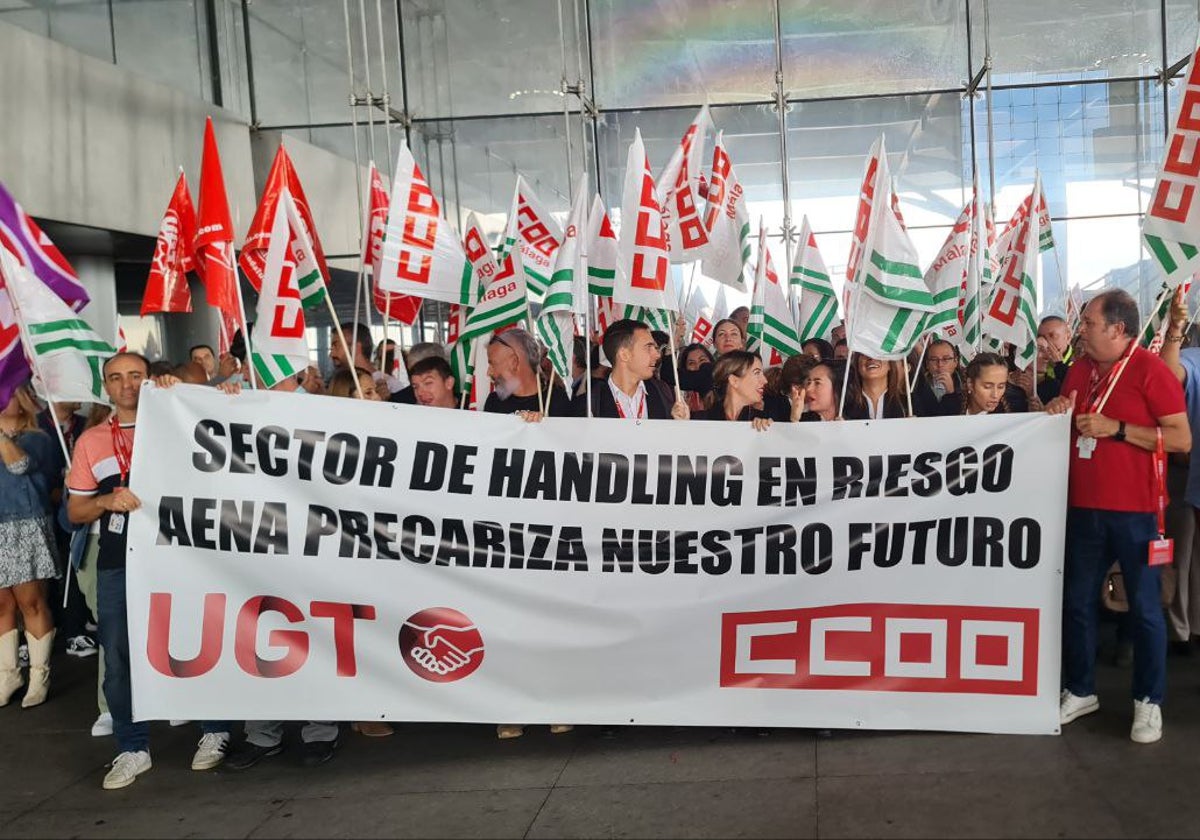 Un momento de la protesta en la puerta de la Terminal 3 del aeropuerto de Málaga.