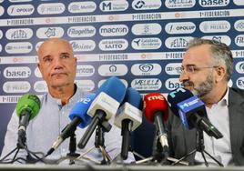 El entrenador Miguel Rivera en la rueda de prensa de despedida junto al presidente del Melilla, Luis Manuel Rincón.