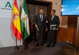 Los consejeros Ramón Fernández-Pacheco y José Antonio Nieto, ayer tras el Consejo de Gobierno.